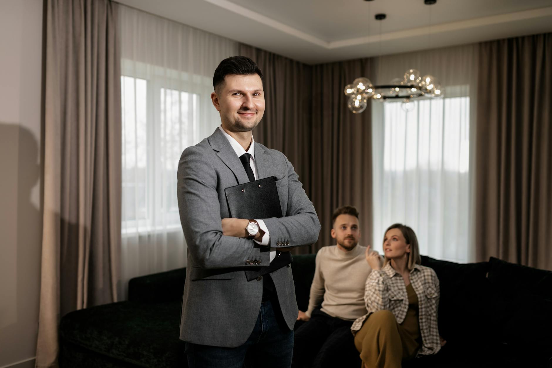 Agent nieruchomości pokazuje mieszkanie uśmiechniętej parze