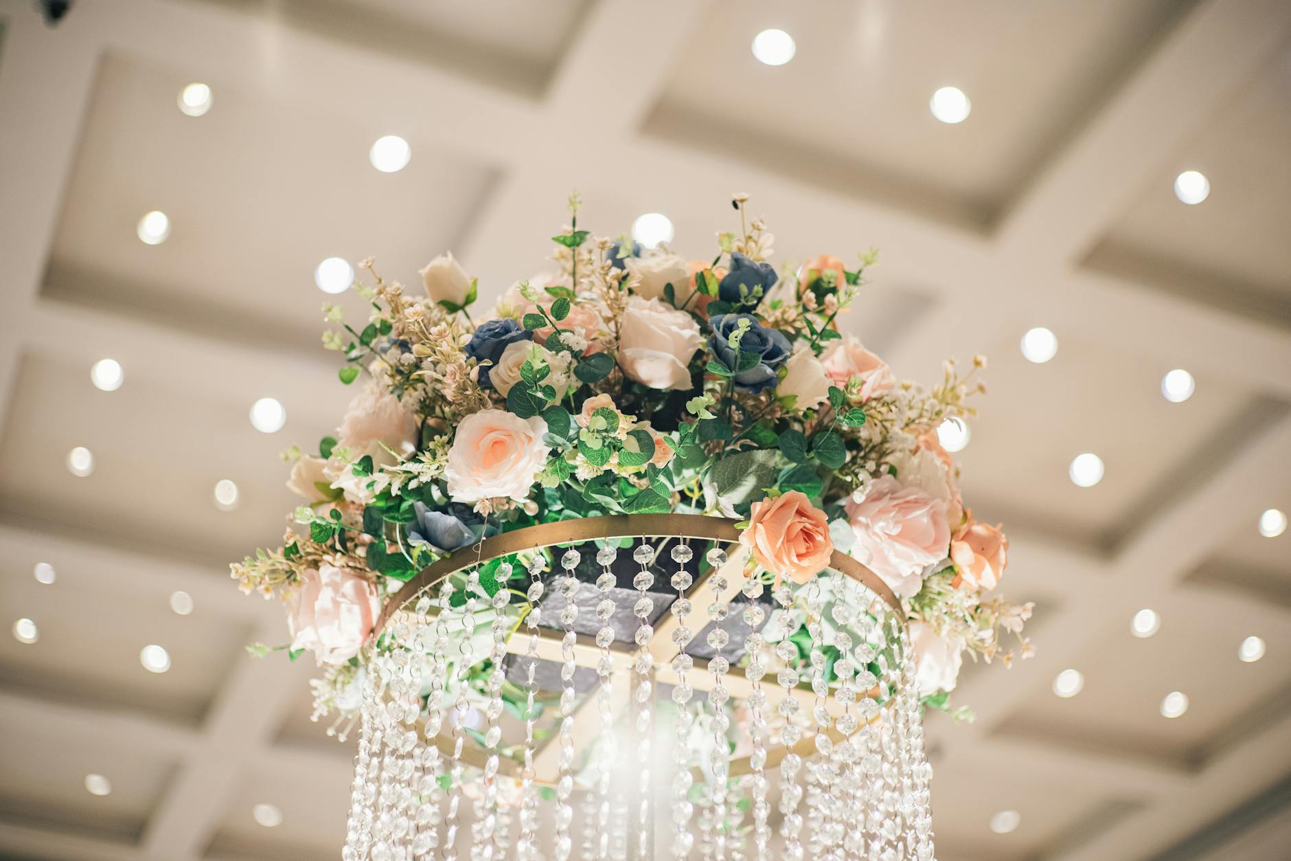 Żyrandol z róż i kryształów w eleganckiej sali weselnej art déco