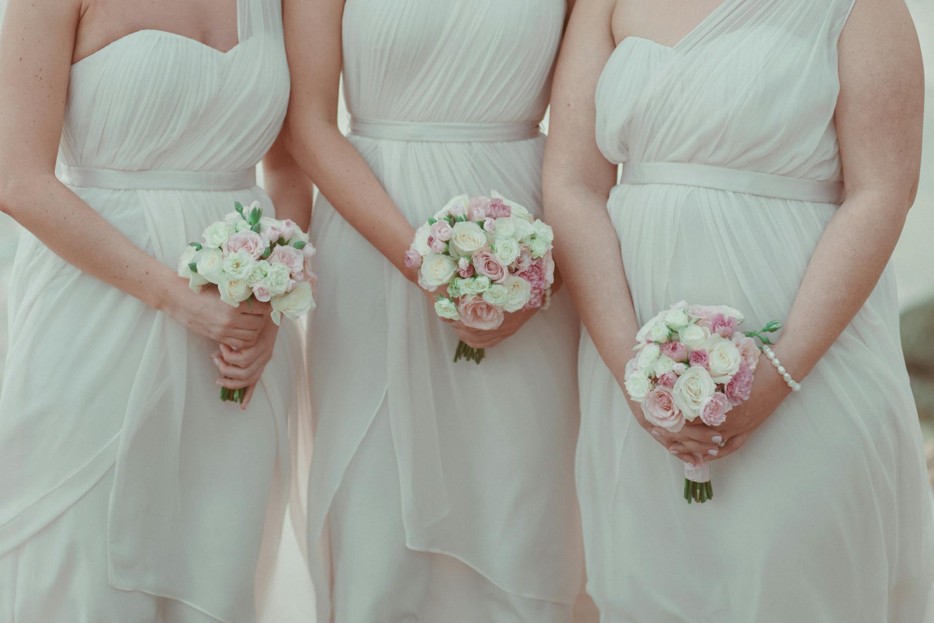 Druhny w pastelowych sukienkach z różowo-białymi bukietami na ślubie w Bali